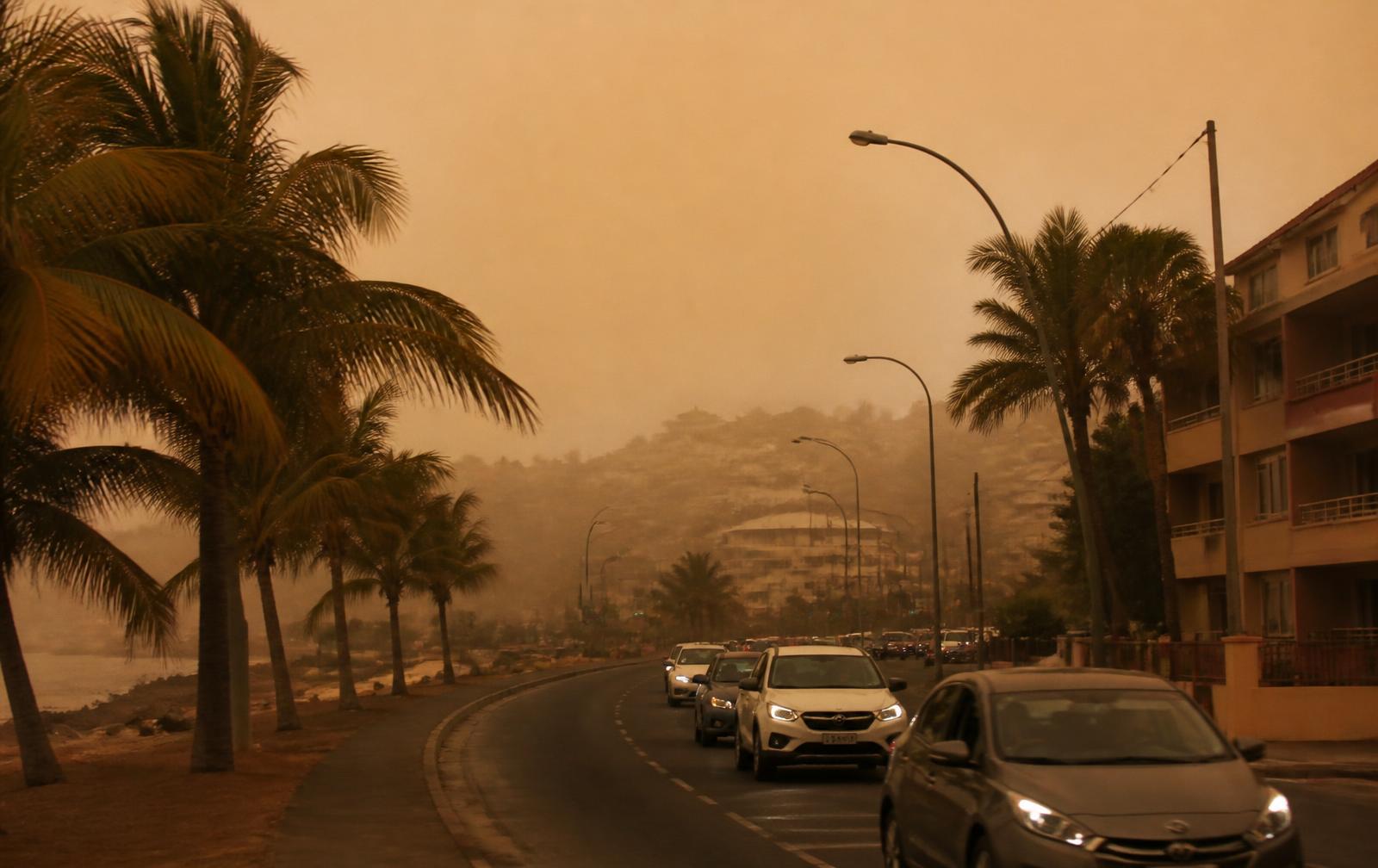 Brume de sable au-dessus d'une route côtière en Martinique